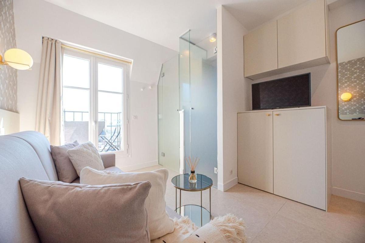 Eiffel Tower View Apartment Paris