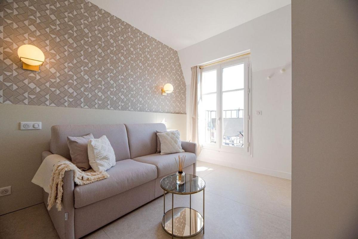 Eiffel Tower View Apartment