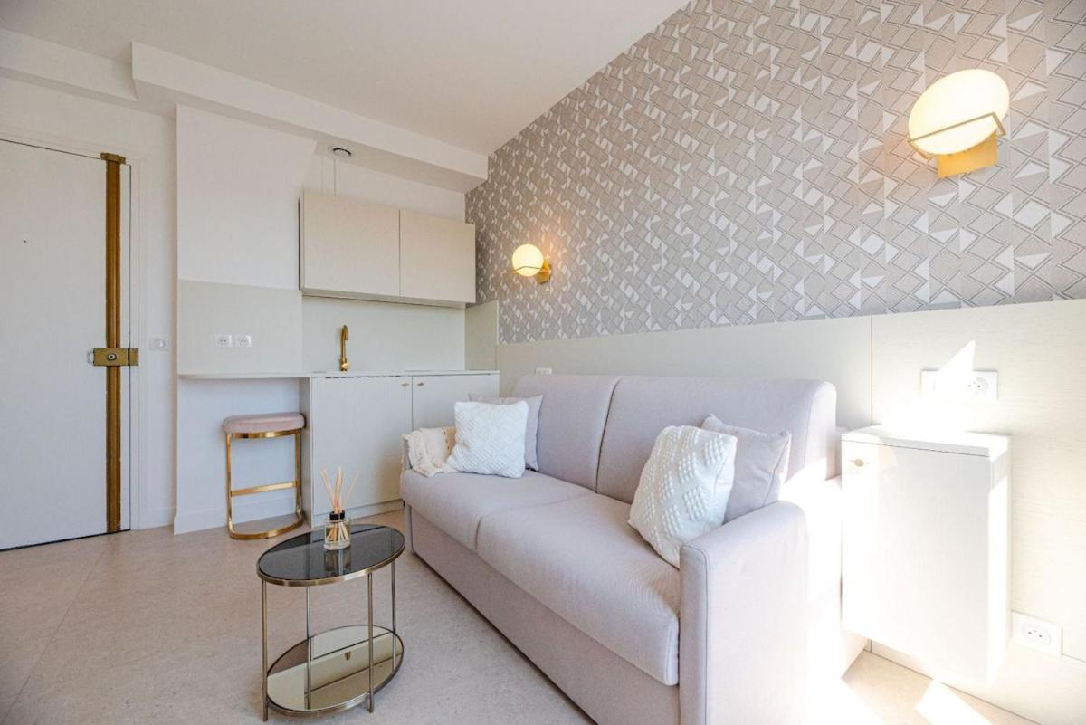 Eiffel Tower View Apartment Paris